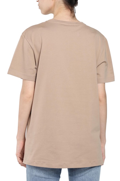 Maquette de tshirt beige femme sur fille isolée sur l'espace de copie de fond blanc