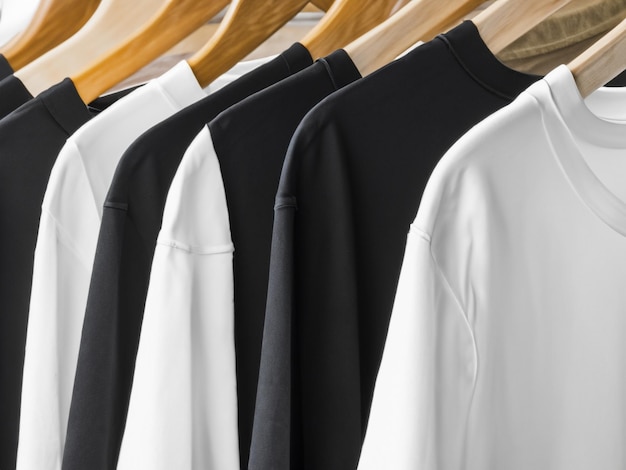 Maquette de tshirt réaliste T-shirt noir et blanc vierge sur cintre Tshirt Mockup Design