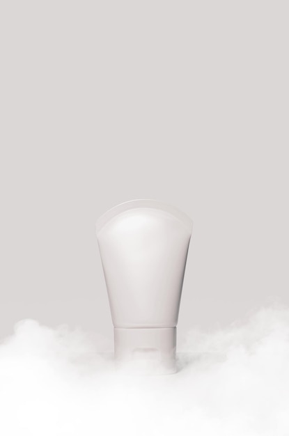Maquette de tube de lotion isolé sur fond blanc