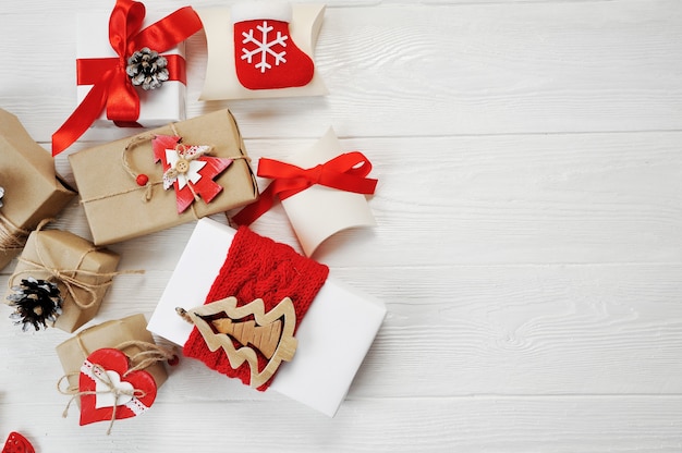 Maquettes de boîtes de Noël décorées avec élégance sur un bois blanc