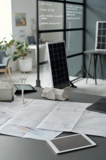 Photo des maquettes et des plans de gadgets sur le bureau