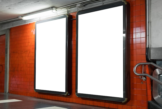 Maquettes de supports publicitaires vides dans le métro urbain