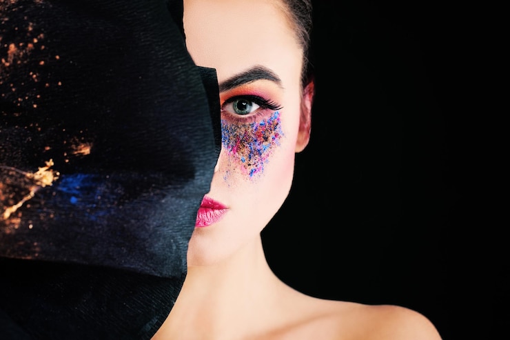 Photo maquillage artistique. beau visage féminin avec fond noir art make-up