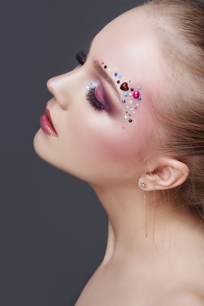 Maquillage artistique sur les sourcils de nombreuses femmes en strass