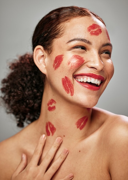 Maquillage de beauté baiser et rouge à lèvres sur le visage d'une femme modèle pour les cosmétiques et les soins de la peau