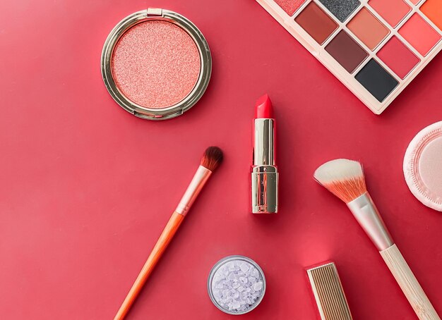 Maquillage de beauté et cosmétiques flatlay design avec des produits cosmétiques et des outils de maquillage sur fond corail concept de style girly et féminin