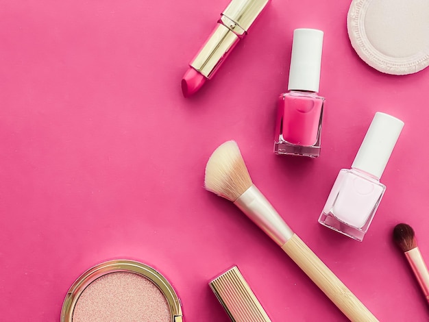 Maquillage de beauté et cosmétiques flatlay design avec des produits cosmétiques et des outils de maquillage sur fond rose concept de style girly et féminin