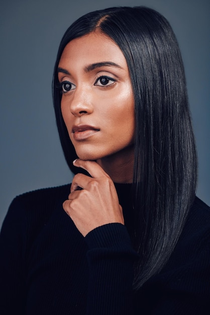 Photo maquillage et beauté du visage avec femme et peau brillance cosmétique et cheveux isolés sur fond de studio