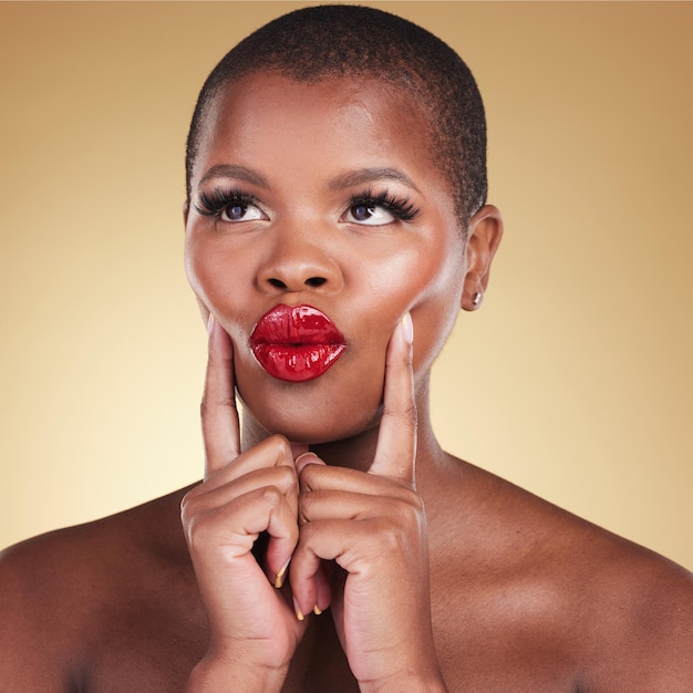 Photo maquillage de beauté et une femme noire avec du rouge à lèvres rouge en studio pour les soins de la peau et les cosmétiques tête d'une personne africaine ou d'un modèle avec une dermatologie brillante du visage et des lèvres boudeuses sur fond beige