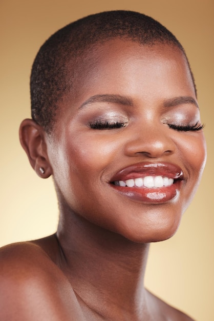 Maquillage de beauté et visage d'une femme noire en studio pour les soins personnels et les cosmétiques Tête d'une personne africaine ou d'un modèle esthétique avec dermatologie brillante du visage et lueur sur fond beige