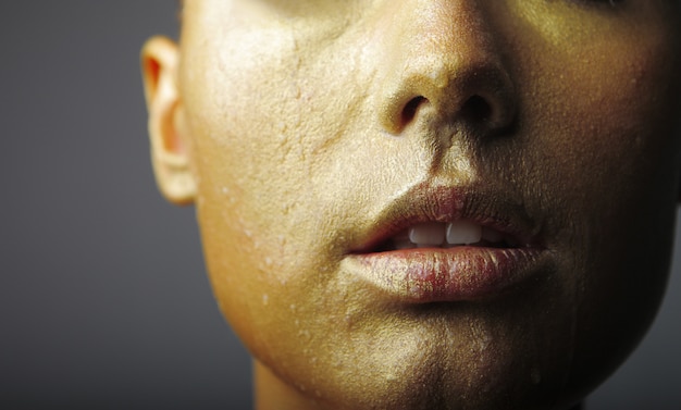 Maquillage bronze sur la peau