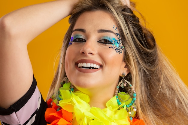 Maquillage De Carnaval Pour Célébrer Le Carnaval Du Brésil. Tendance  Maquillage Et Accessoires Pour Le Carnaval.