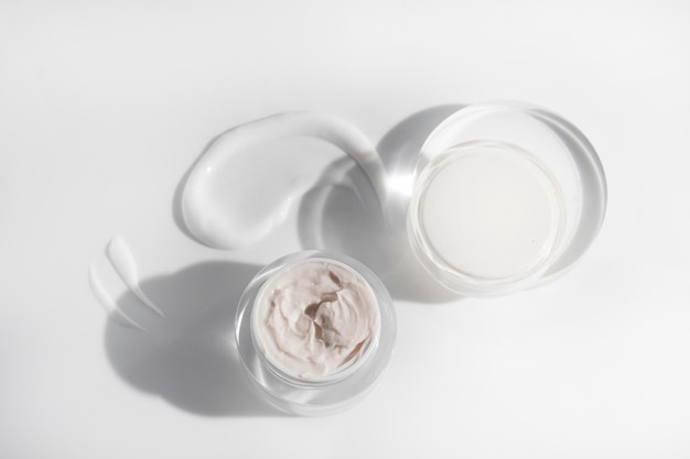 Maquillage cosmétique médical soins de la peau une maquette pour l'emballage du produit de bouteille de lotion crème sur fond blanc