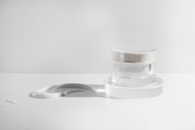 Maquillage cosmétique médical soins de la peau une maquette pour l'emballage du produit de bouteille de lotion crème sur fond blanc