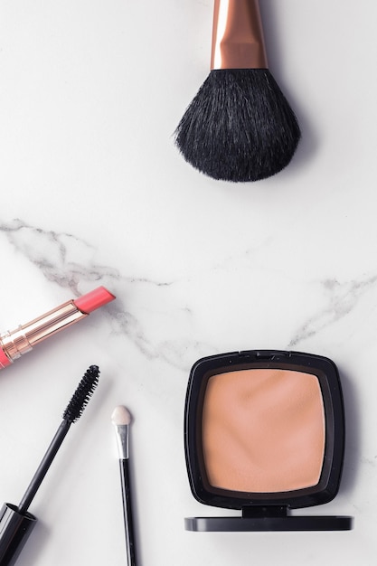 Maquillage et cosmétiques flatlay sur marbre