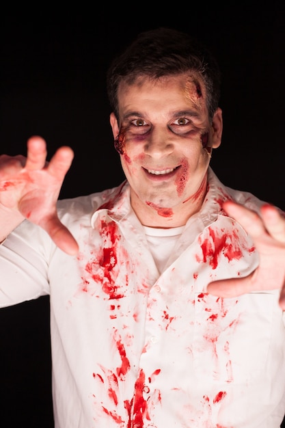 Photo maquillage créatif d'un homme habillé comme un zombie pour halloween.