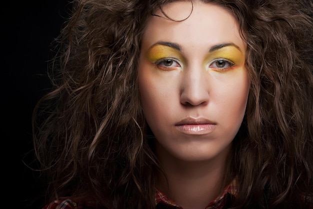 Maquillage de créativité multicolore Portrait en gros plan d'une belle jeune femme