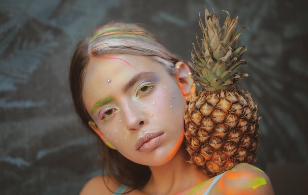 Maquillage d'été de beauté Maquillage abstrait Style Vogue Femme avec des fruits d'ananas Humeur d'été