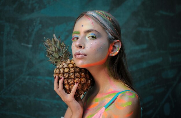 Le maquillage d'été de la mode abstrait le maquillage de l'été du fruit de l'ananas la fille de la mode avec la poudre colorée fait