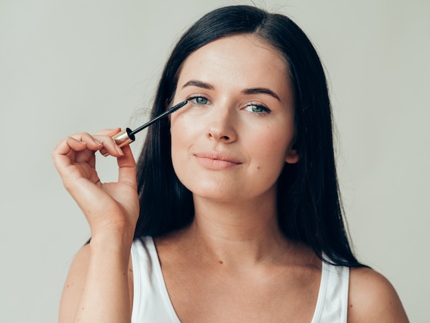 Maquillage femme mascara yeux peau saine maquillage de mode naturel. Prise de vue en studio.