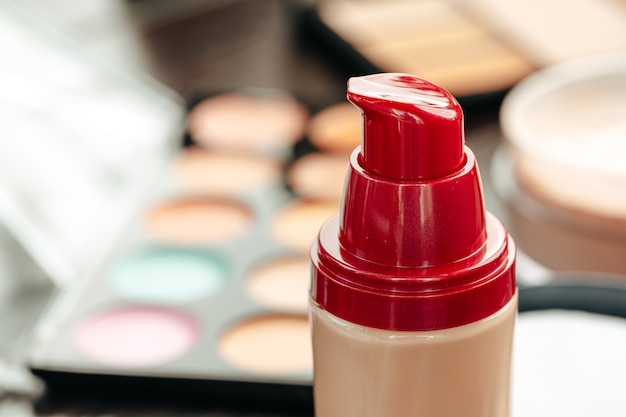 Maquillage fond de teint crème avec bonnet rouge close up