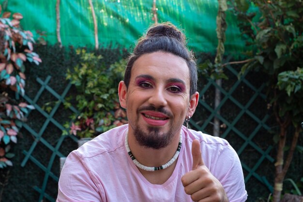 Maquillage gay transsexuel heureux avec barbe