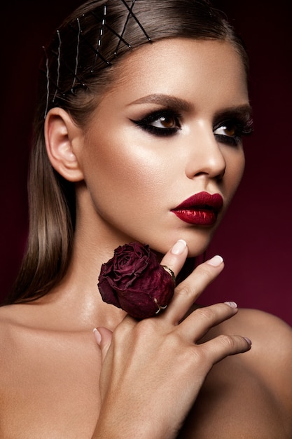 Maquillage des lèvres rouges et des yeux enfumés. Portrait de Dame glamour.