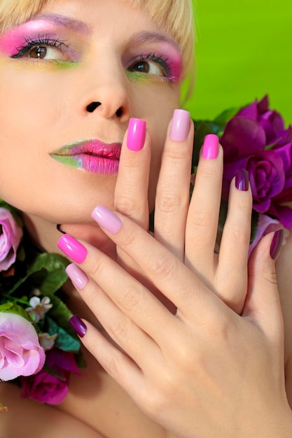 Maquillage et manucure rose lilas.