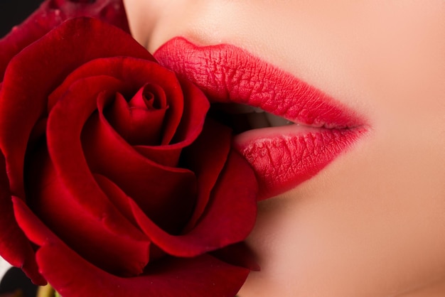 Maquillage de mode glamour à la mode Lèvres rouges sensuelles Lèvres avec gros plan de rouge à lèvres Belle femme lèvres wit