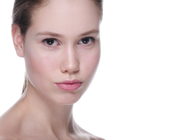 Maquillage naturel de belle femme jeune peau saine