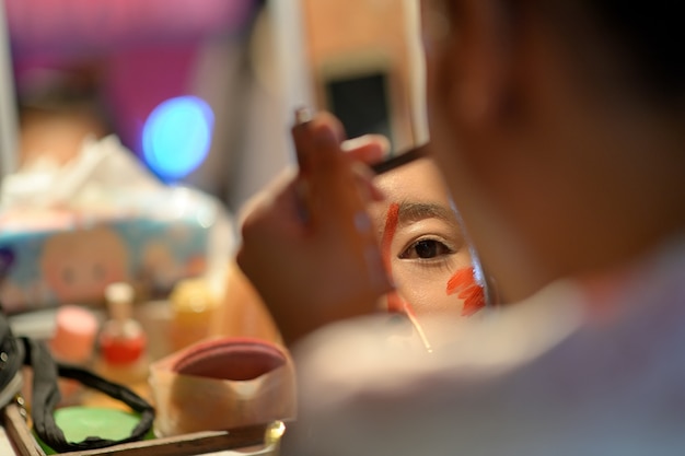 Maquillage d'opéra chinois en miroir