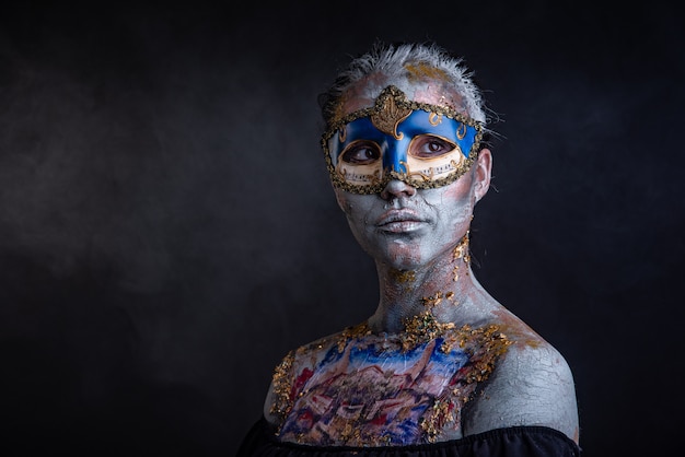 Maquillage de podium créatif dans le style de dame vénitienne