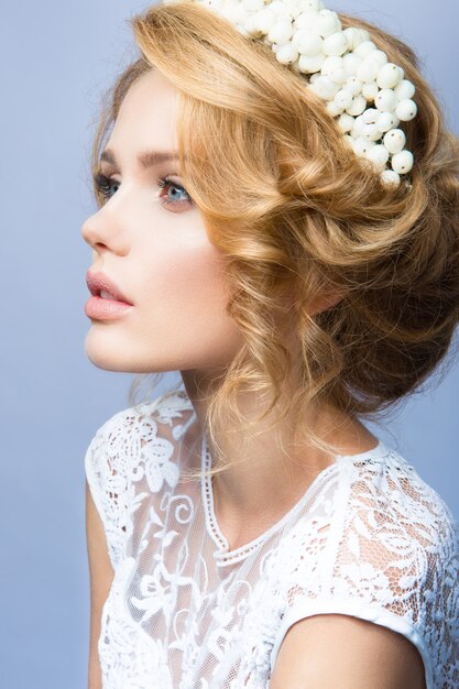 Photo maquillage. portrait glamour du modèle belle femme avec du maquillage frais et une coiffure ondulée romantique.