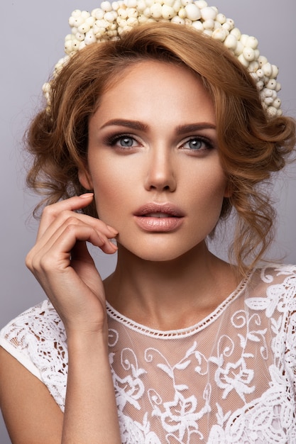 Maquillage. Portrait glamour du modèle belle femme avec du maquillage frais et une coiffure ondulée romantique.