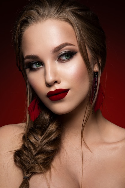 Maquillage. Portrait glamour du modèle belle femme avec du maquillage frais et une coiffure romantique.