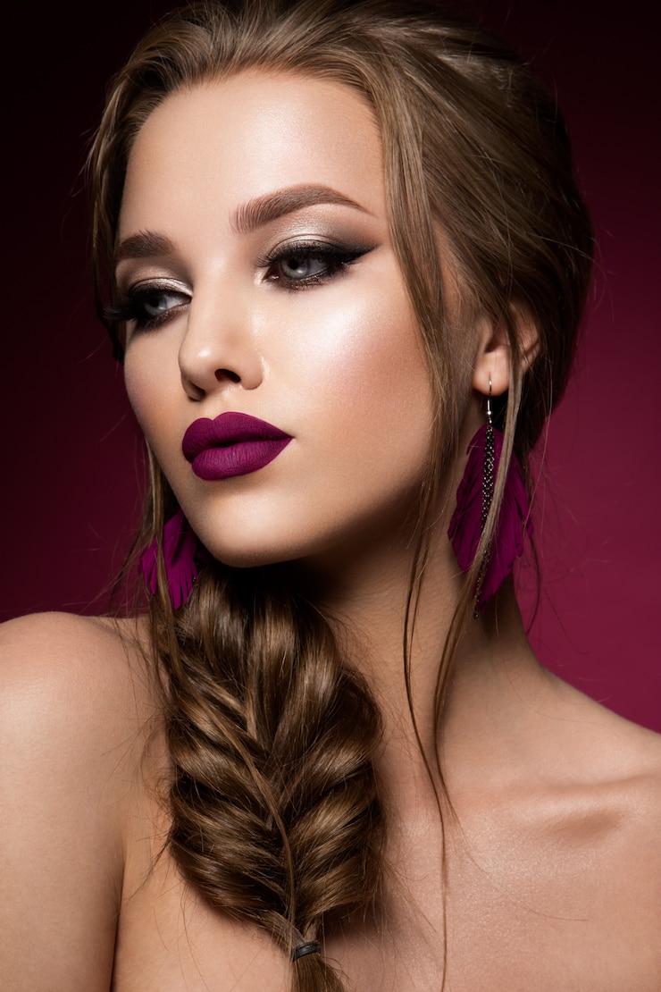 Photo maquillage. portrait glamour du modèle belle femme avec du maquillage frais et une coiffure romantique.