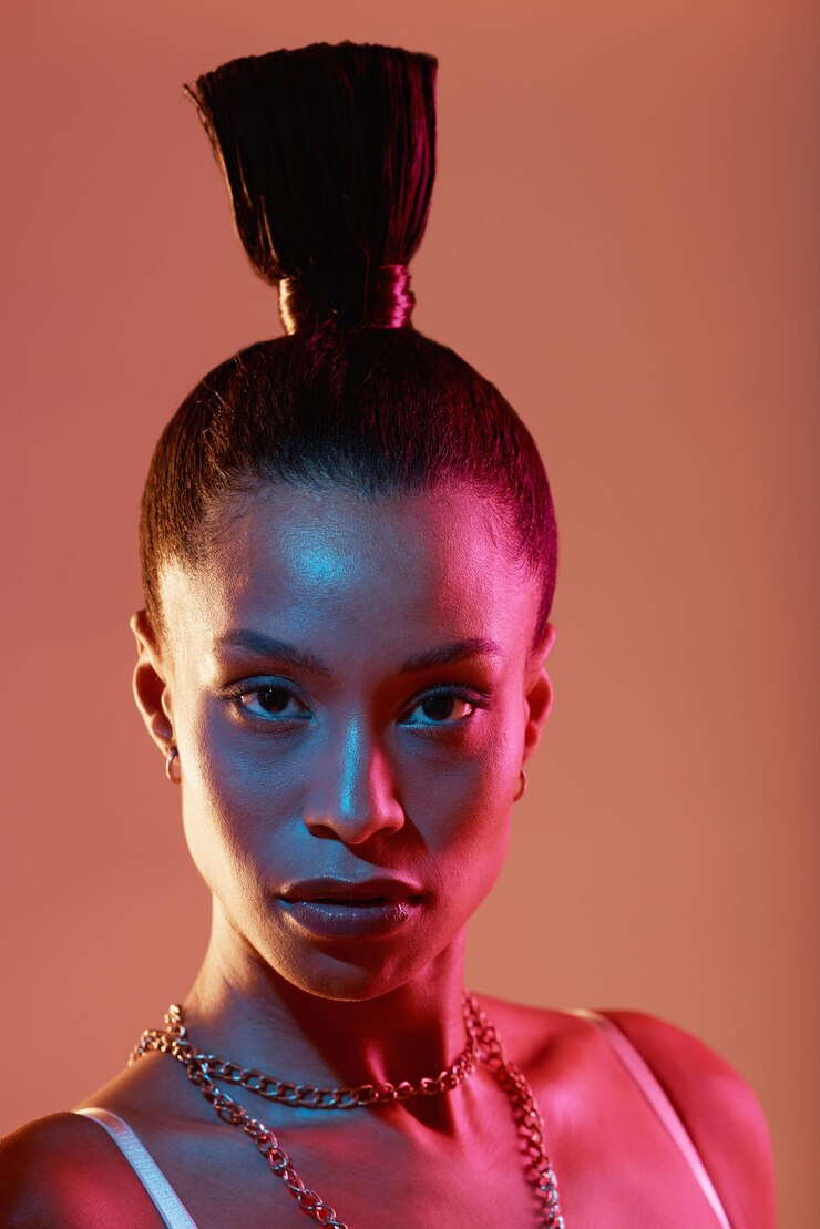 Photo maquillage de portrait et néon avec une femme noire modèle en studio sur un fond de kaléidoscope pour la beauté mode et style d'art avec une jeune femme séduisante posant à l'intérieur pour la culture ou les cosmétiques