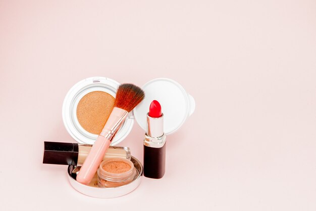 Maquillage des produits débordant de rose