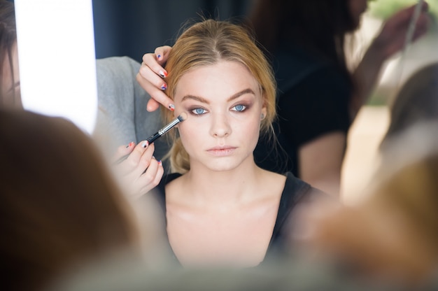 Maquillage professionnel pour une femme dans un studio de beauté