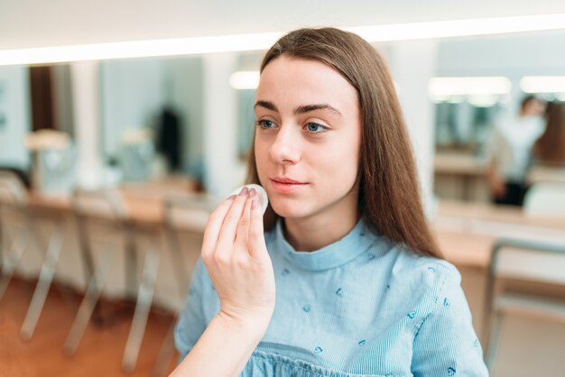 Maquillage sur le visage de la belle fille en studio de beauté