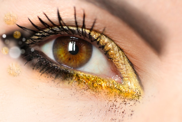 maquillage des yeux d'or