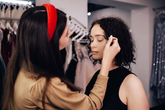 Maquiller un artiste talentueux faisant du maquillage pour une femme