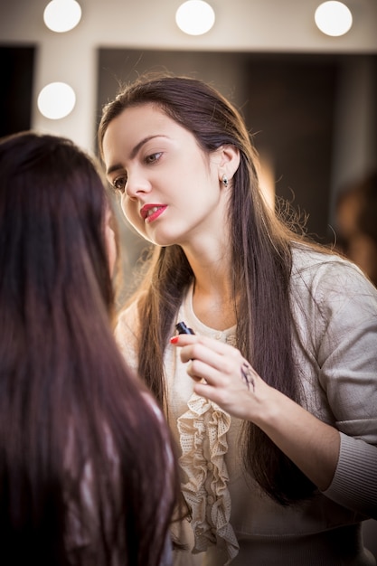 Maquilleuse appliquer le maquillage