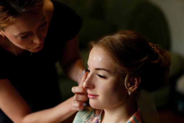 Maquilleuse faisant du maquillage.