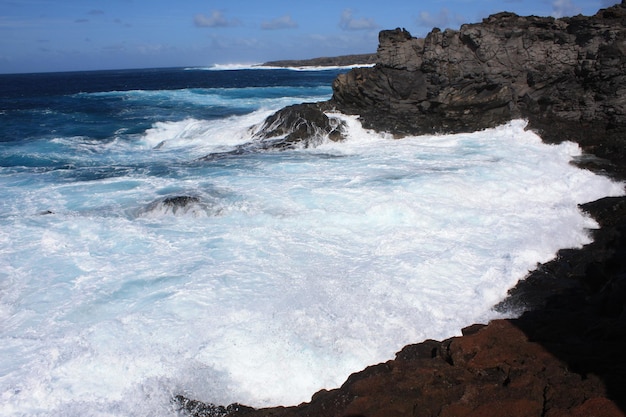 Photo mar revuelto olas y espuma sur la côte rocheuse des acantilados