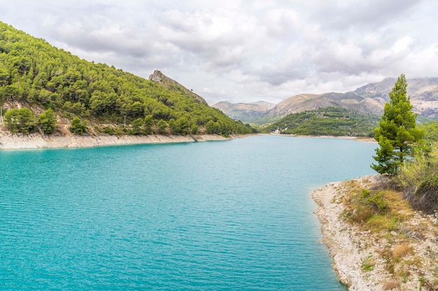 Marais de Guadalest un jour avec des nuages gris, Alicante, Espagne.