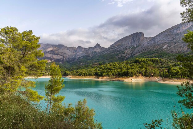 Marais de Guadalest un jour avec des nuages gris, Alicante, Espagne.