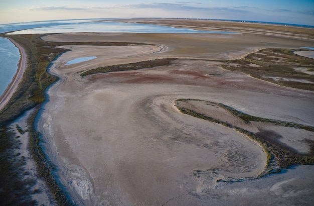 Photo marais de sable près d'un beau lac, caméra drone