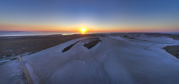 Marais de sable près d'un beau lac, vue de dessus, caméra drone