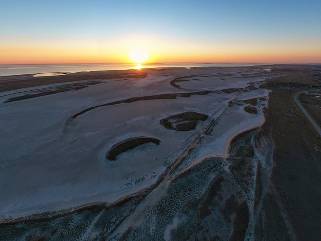 Marais sablonneux près d'un beau lac